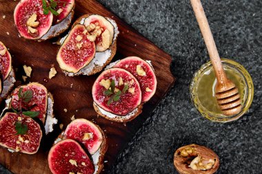 İtalyan crostini. Süzme peynirli, incirli ya da ballı Ctostini. İncirli ve keçi peynirli sandviç..