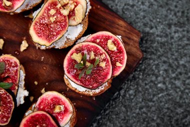 İtalyan crostini. Süzme peynirli, incirli ya da ballı Ctostini. İncirli ve keçi peynirli sandviç..