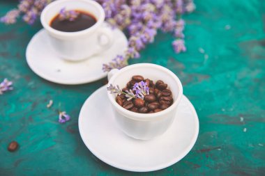 Kahve, fincankahve tahıl ve yeşil arka plan üzerinde lavanta çiçeği