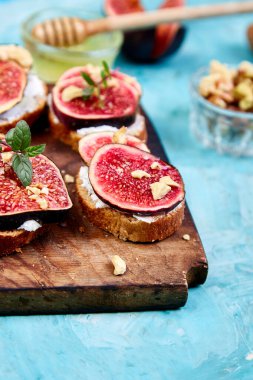 İtalyan crostini. Süzme peynirli, incirli ya da ballı Ctostini. İncirli ve keçi peynirli sandviç..