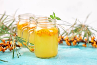 Zencefil ve bal ile renkli sıcak deniz dikeni çay