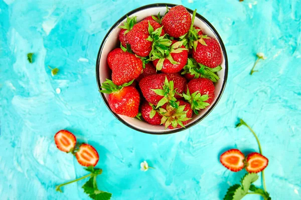 Ripe Red Strawberries Blue Table Strawberries Red Bowl Fresh Strawberries — Stock Photo, Image