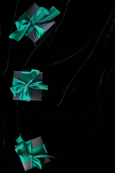 Luxo Caixas Presente Preto Com Fita Verde Sobre Fundo Veludo — Fotografia de Stock