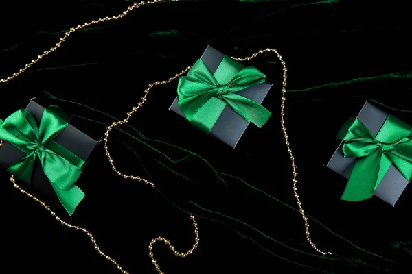 Luxo Caixas Presente Preto Com Fita Verde Sobre Fundo Veludo — Fotografia de Stock