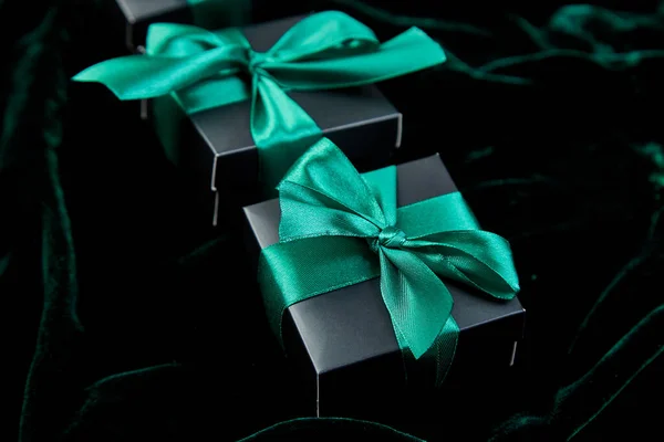 Luksusowe Czarne Pudełka Zieloną Wstążką Błyszczącym Aksamitnym Tle Gwiazdka Prezenty — Zdjęcie stockowe