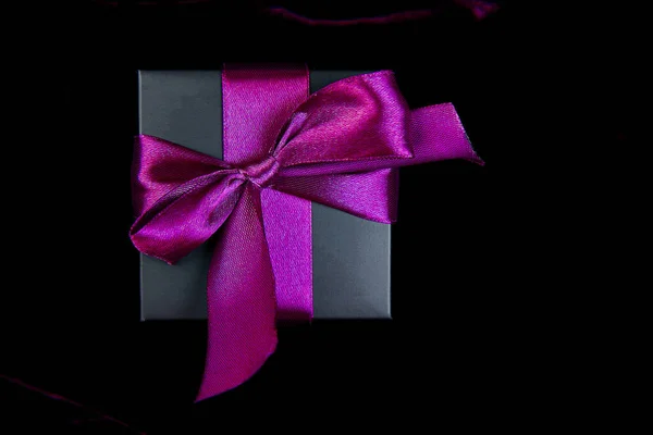 Um boxe presente preto de luxo com fita verde — Fotografia de Stock