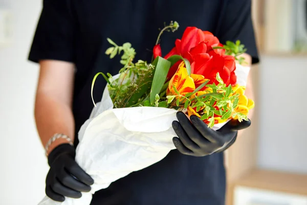 Courier Livreur Gants Médicaux Noirs Livre Toute Sécurité Des Achats — Photo