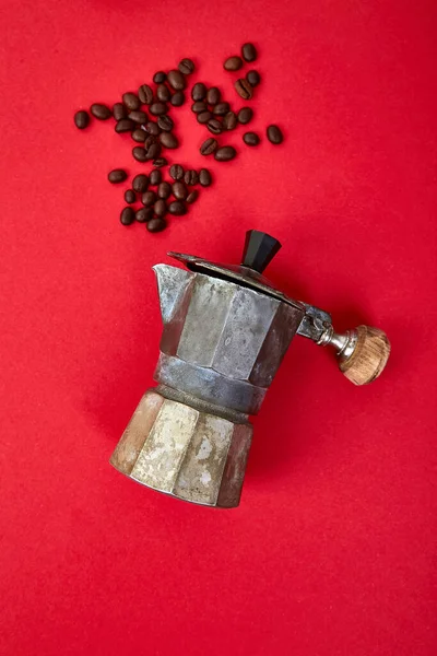 Colocação Plana Máquina Café Grãos Fundo Vermelho Conceito Amor Café — Fotografia de Stock