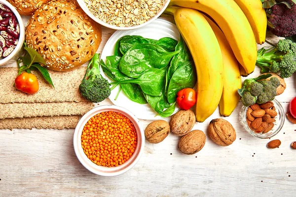 Beyaz ahşap arka planda lif açısından zengin, sağlıklı beslenme ürünü. Üst görünüm, düz görünüm, kopyalama alanı.