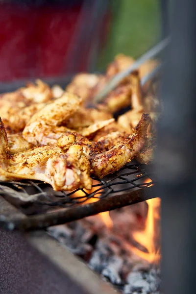 Man Using Metal Tongs Turning Chicken Wings Which Being Grilled — Stock Photo, Image