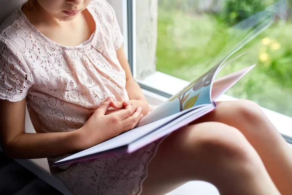 Χαριτωμένο Κοριτσάκι Διαβάζοντας Βιβλίο Στο Σπίτι Στο Περβάζι Του Παραθύρου — Φωτογραφία Αρχείου