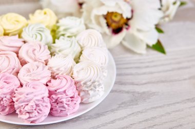 Ev yapımı tatlı marşmelov, çok renkli pastel zephyr arkaplanı, üst manzara, fotokopi alanı. Düz yatıyordu.