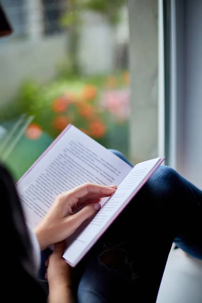 Hermosa Joven Leyendo Libro Cerca Ventana Casa Chica Sentada Alféizar —  Fotos de Stock