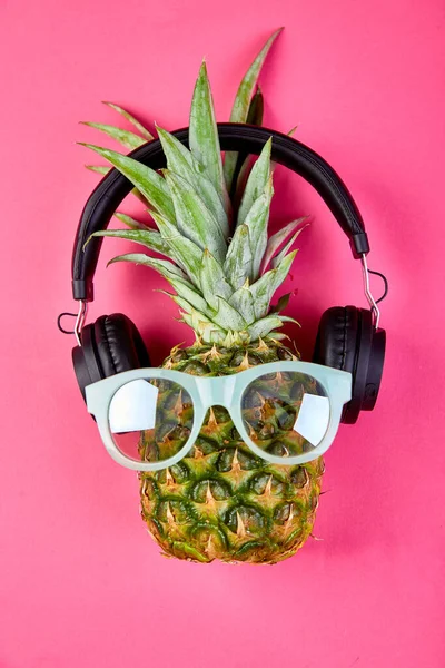 Płaskie Układanie Modnych Zabawnych Owoców Ananasowych Twarzy Słuchawkami Okularami Przeciwsłonecznymi — Zdjęcie stockowe