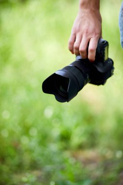 Elinde fotoğraf makinesi olan kadın fotoğrafçı, dünya fotoğrafçı günü, yaratıcı hobi, fotokopi alanı, metin yeri, fotoğrafçılık konsepti profesyonel.