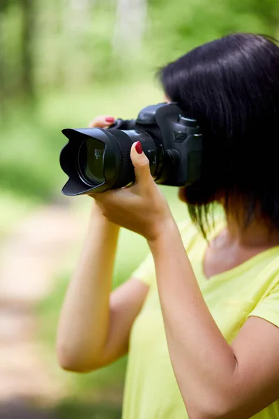 Retrato Uma Mulher Fotógrafa Cobrindo Seu Rosto Com Câmera Livre — Fotografia de Stock