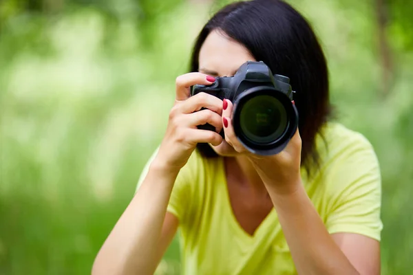 Ritratto Una Fotografa Donna Che Copre Viso Con Macchina Fotografica — Foto Stock