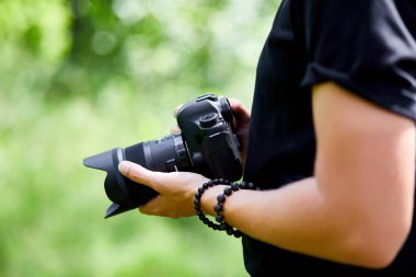 Elinde fotoğraf makinesi olan bir erkek fotoğrafçı, dünya fotoğrafçı günü, yaratıcı hobi, fotokopi alanı, metin yeri, fotoğrafçılık konsepti profesyonel.