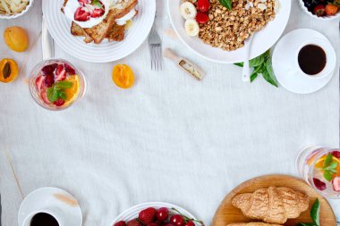 Taze ve parlak kıtasal kahvaltı masası, sağlıklı beslenme çeşitleri mısır gevreği, Fransız tostu, meyveler, limonata, kahve, kruvasan servis masası, üst manzara, düz yatak, fotokopi alanı, çerçeve