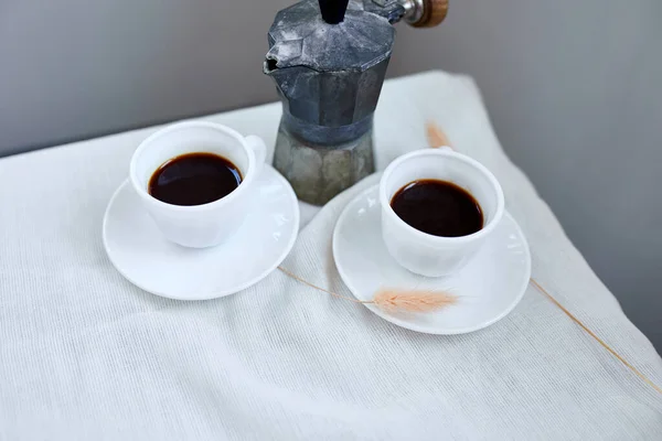 Deux Tasses Café Une Cafetière Italienne Sur Table Maison Matin — Photo