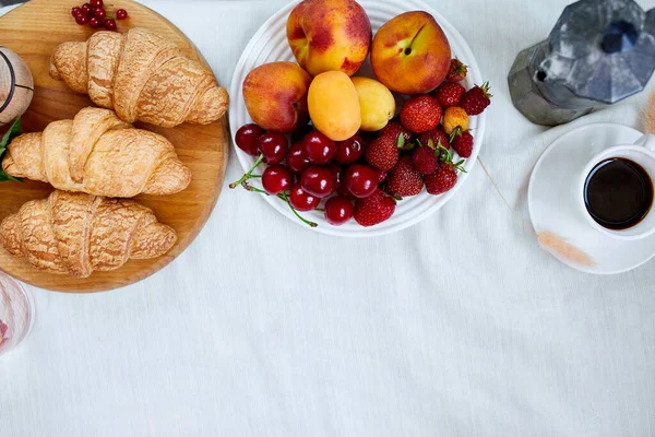 Duas Xícaras Café Cafeteira Italiana Com Croissant Frutas Sobre Mesa — Fotografia de Stock