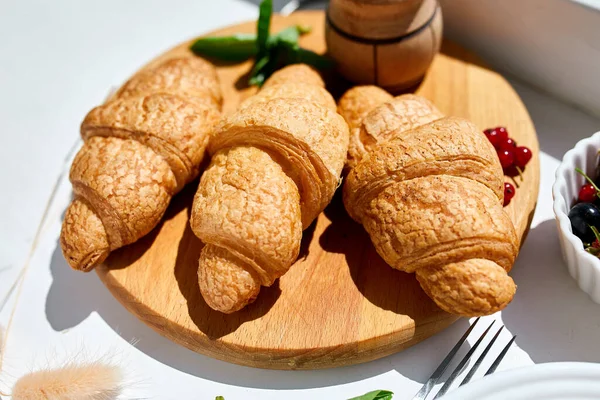 Croissant Francés Tradicional Sobre Fondo Blanco Mesa Sabroso Desayuno Con — Foto de Stock