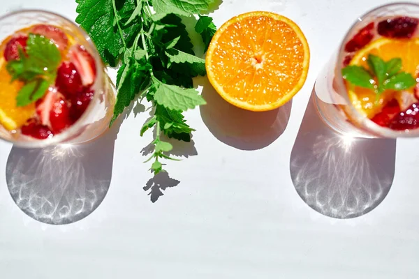 Limonata Rinfrescante Fatta Casa Cocktail Estivo Con Fragola Arancia Menta — Foto Stock