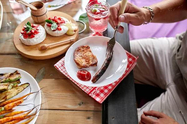 Disfrutando Cena Hombre Comer Carne Mesa Cena Aperitivos Variedad Que — Foto de Stock