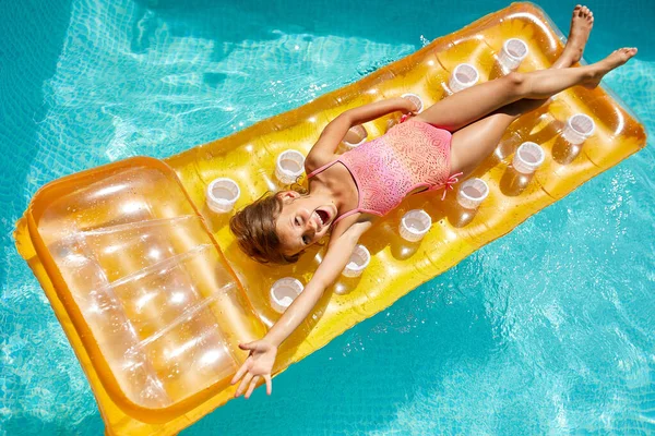 Szczęśliwa Dziewczynka Bawi Się Basenie Pływa Dmuchanym Żółtym Materacu Rodzinnych — Zdjęcie stockowe