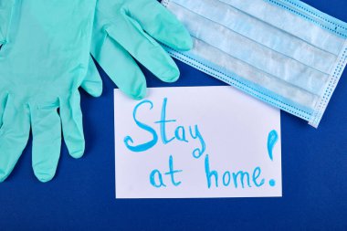 Kelimeler evde kalır, Sosyal Mesafe İfade. Salgın, sosyal izolasyon, koronavirüs COVID-19 konsepti. Virüs salgınına karşı önleyici bir önlem olarak evde kendini karantinaya al. Düz yatıyordu