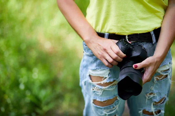 Fotografin Mit Fotokamera Der Hand Freien Welttag Des Fotografen Kreatives — Stockfoto