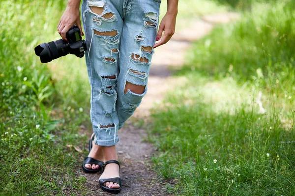 Mujer Fotógrafa Con Una Cámara Fotográfica Mano Aire Libre Día —  Fotos de Stock