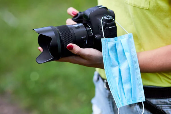 Femme Photographe Avec Appareil Photo Main Plein Air Avec Masque — Photo