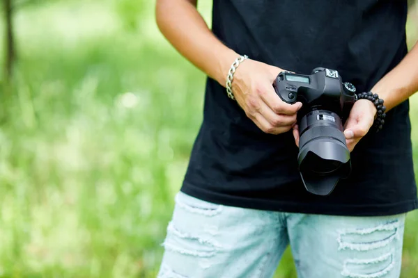 Fotógrafo Homem Com Uma Câmera Foto Mão Livre Dia Fotógrafo — Fotografia de Stock