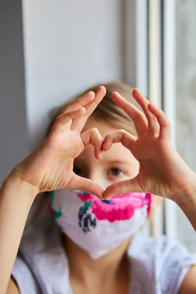 Klein Meisje Kind Met Masker Dat Harten Maakt Van Handen — Stockfoto