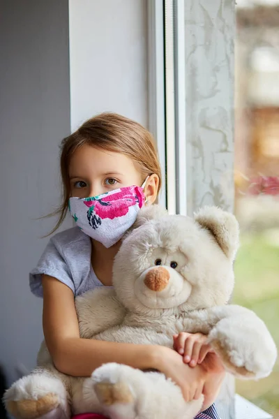 Meisje Kind Masker Met Teddybeer Zit Ramen Coronavirus Quarantaine Thuisschool — Stockfoto