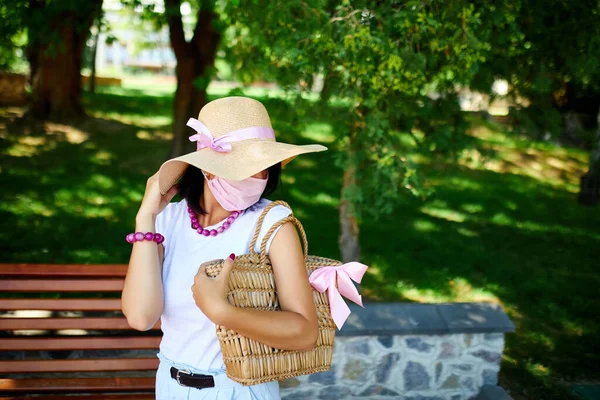 Mujer Sombrero Paja Bolso Con Máscara Protectora Rosa Parque Aire —  Fotos de Stock
