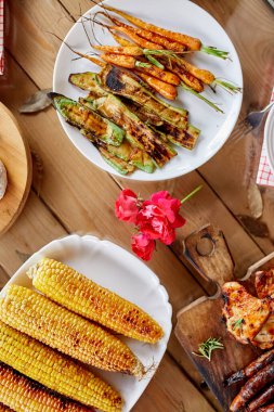 Et ızgaralı yemek masası, kızarmış sebzeler, soslar ve limonata. Parti masasında servis edilen aperatifler.