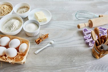 Açık gri arka planda doğal malzemelerden taze sağlıklı kurabiye üretimi, sağlıklı pişirme malzemeleri, fırın arka planı, üst görünüm, kopyalama alanı..