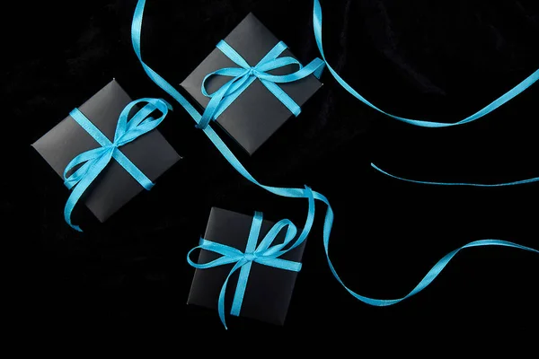 Luxo Caixas Presente Preto Com Fita Azul Sobre Fundo Preto — Fotografia de Stock