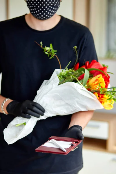 Kurir Leverans Man Svarta Medicinska Handskar Levererar Säkert Nätet Köper — Stockfoto