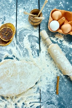 Pişirme malzemeleri arka planı, pişirme konsepti, üst görünüm. Uzayı kopyala Düz yatıyordu. Kurabiye için çiğ hamur. Yemek pişirmek için mutfak gereçleri ve malzemeler