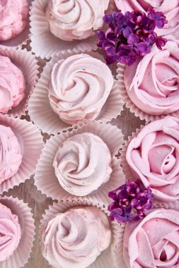 Leylak çiçeklerinin yanındaki kuşüzümlü üzümden gelen ev yapımı mor krema. Zephyr 'den arkaplan, üst görünüm, kopyalama alanı. Düz yatıyordu.