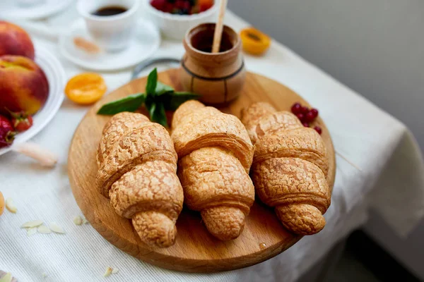 Frokostbord Kontinentet Servert Med Tradisjonelle Franske Croissant Frukt Kaffe Kopirom – stockfoto