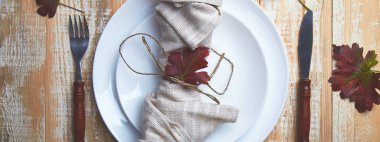 Şükran Günü kutlaması için tahta arka planda sonbahar masasının pankartı. Sonbahar sofrası. Üst Manzara. Düz yatıyordu. Boşluğu kopyala.