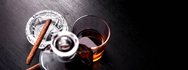 Bannière Verre Whisky Avec Cigare Fumant Sur Table Bois Sombre — Photo