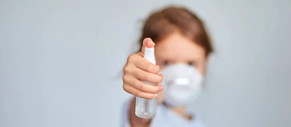 Kislány Higiénikus Maszkot Visel Megnyomja Alkoholos Spray Hogy Megvédje Fertőtlenítse — Stock Fotó