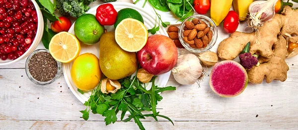 Přírodní Produkty Bohaté Antioxidanty Vitamíny Bílém Dřevěném Pozadí Jídlo Ochranu — Stock fotografie