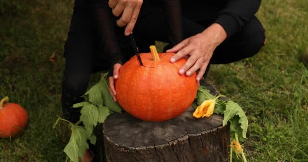 Dochter en vader handen gesneden pompoen voor Halloween — Stockvideo