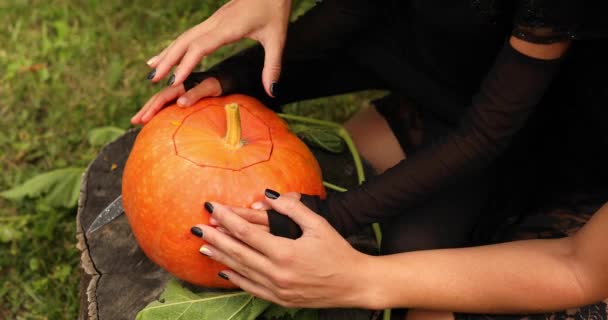 Dotter och mor händer öppna locket pumpa, innan snida för Halloween — Stockvideo